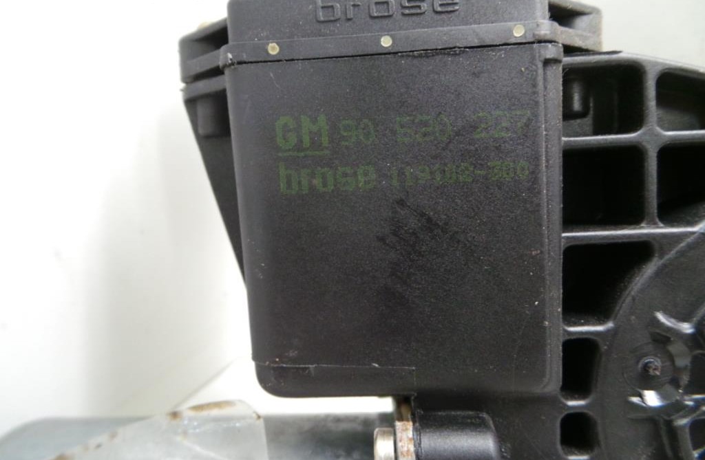 Opel Vectra B Bj.97 Fensterhebermotor vorne links 90520227
